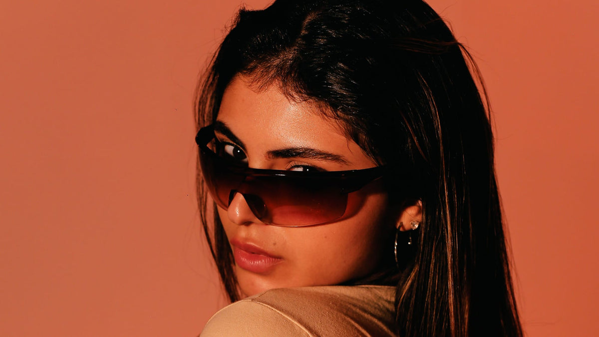 Femme portant des lunettes de soleil — collection FEMMES