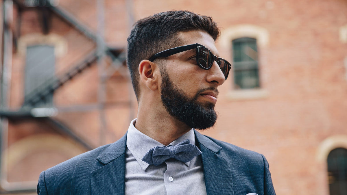 Homme portant des lunettes de soleil noires — collection HOMMES
