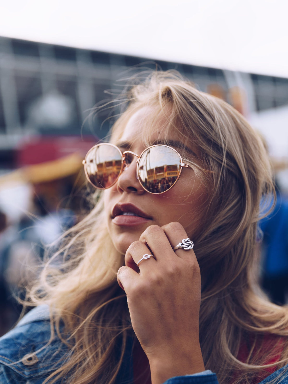 Femme portant des lunettes de soleil rondes en extérieur